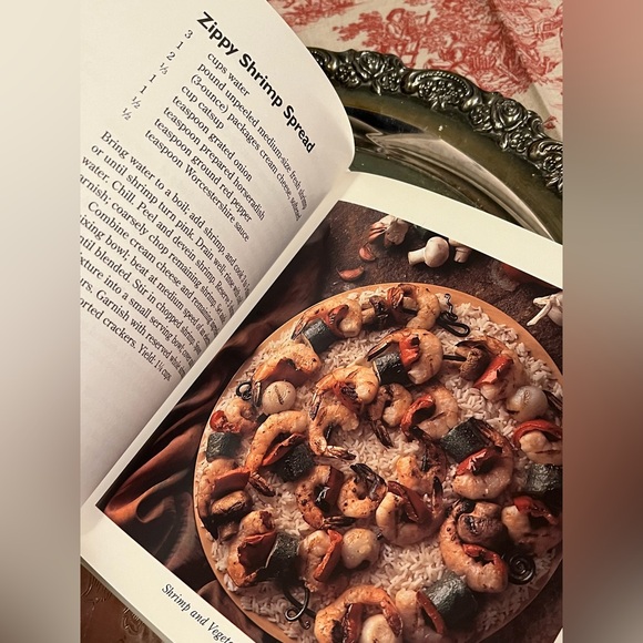 THE BUBBA GUMP SHRIMP COMPANY COOKBOOK. - Picture 6 of 8